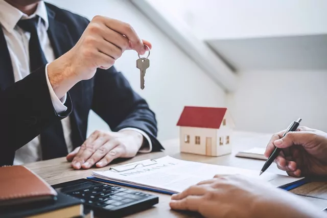 How To Deal With Multiple Offers From Tenants? Lease Signing